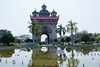 Patuxai heisst der Arc de Triomphe von Vientiane von 1964